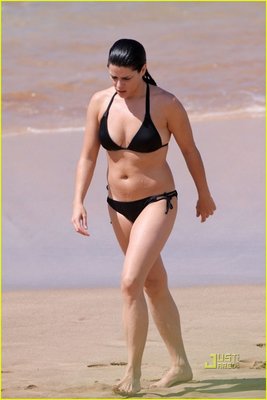 neve-campbell-bikini-hawaii-02.jpg