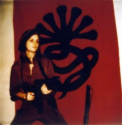 pattyhearstholdingguncolourjpg.jpg